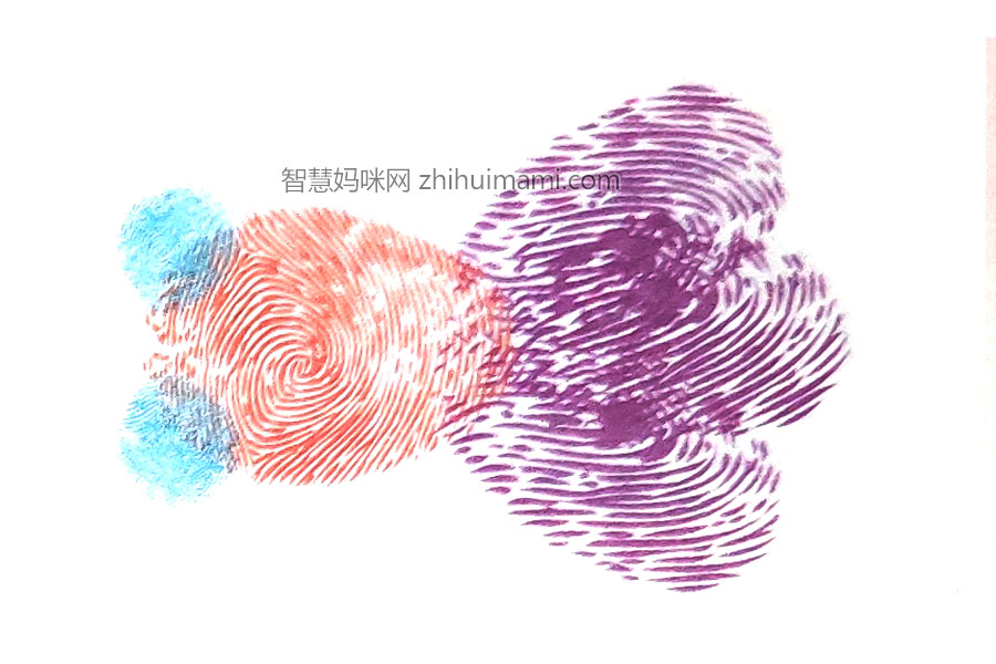 步骤3：伸出小拇指，蘸取颜料后按出金鱼的大眼睛。