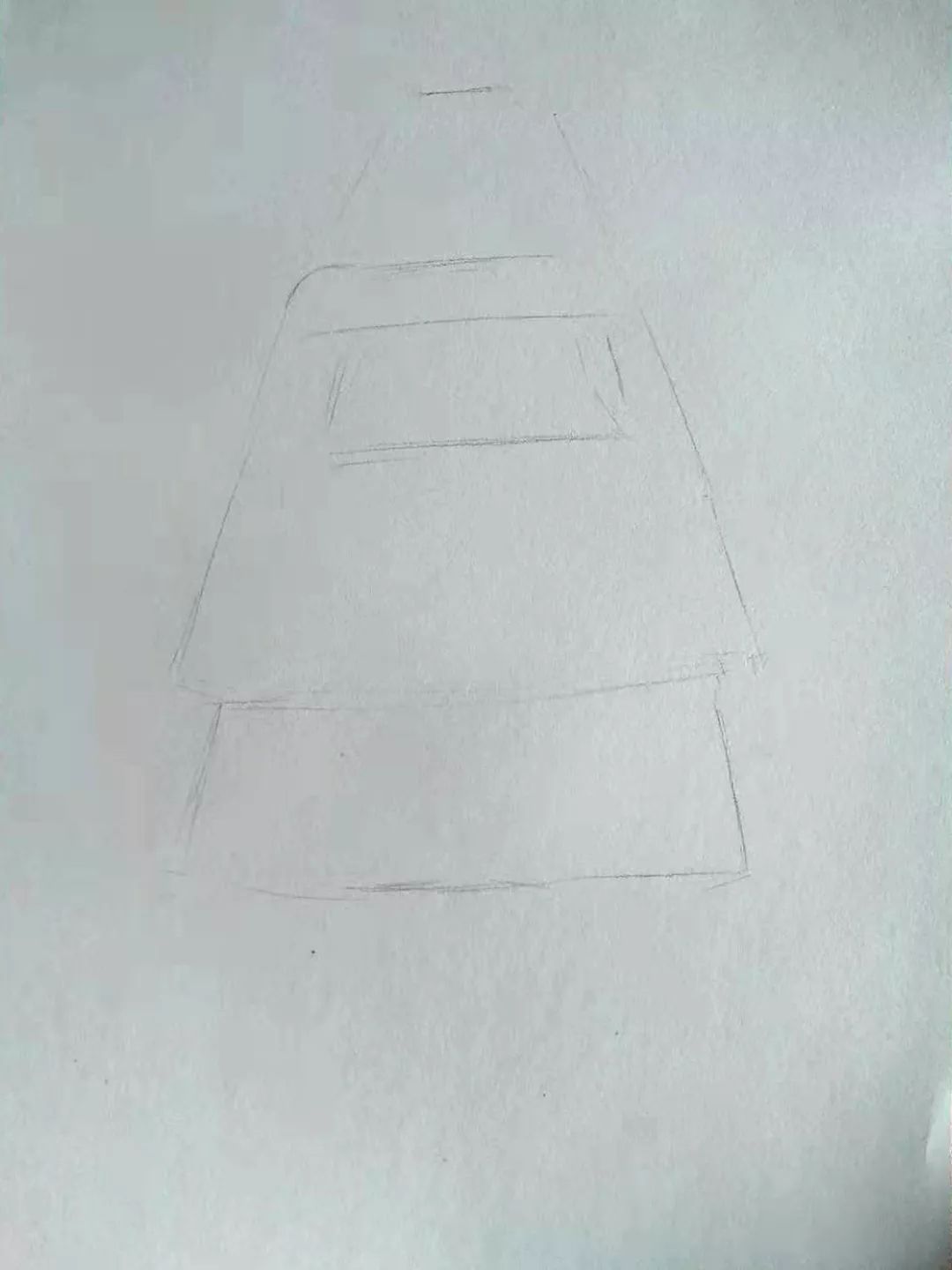 步骤1：首先，我们采用竖向构图，用铅笔轻轻勾勒出圣诞老人的基本型，注意圣诞老人的位置和大小。