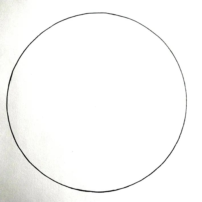 步骤1：首先我们在正方形素描纸中间画一个圆形。