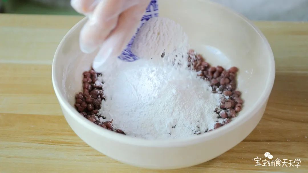 第5步：趁热倒入糯米粉和大米粉