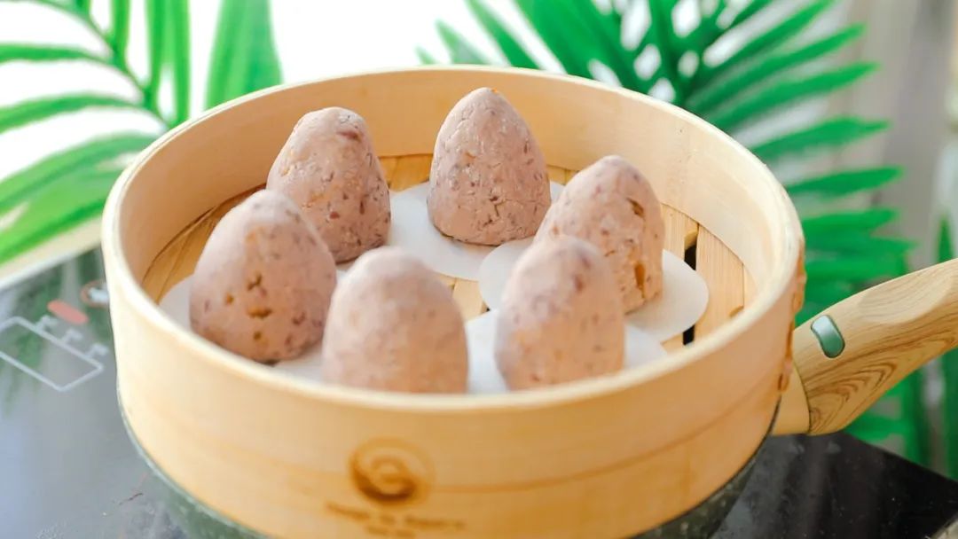 第11步：锅里铺点一张张的油纸，放入窝窝头，冷水上锅蒸20分钟即可