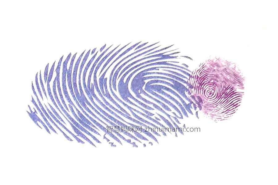 步骤2：用小拇指蘸取颜料，在第一个指印后按下一个小拇指指印。