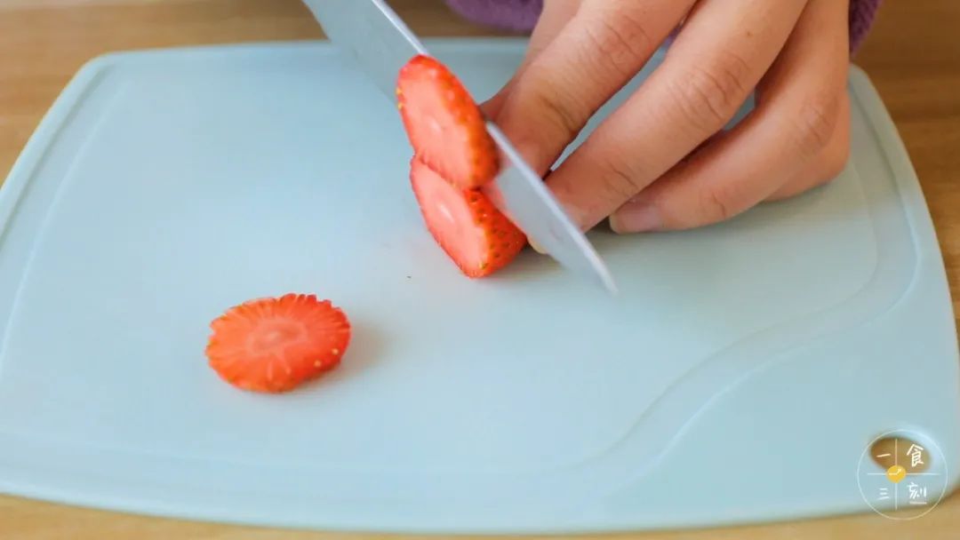 把草莓去蒂切片