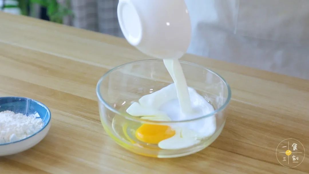 牛奶加入鸡蛋，搅拌均匀