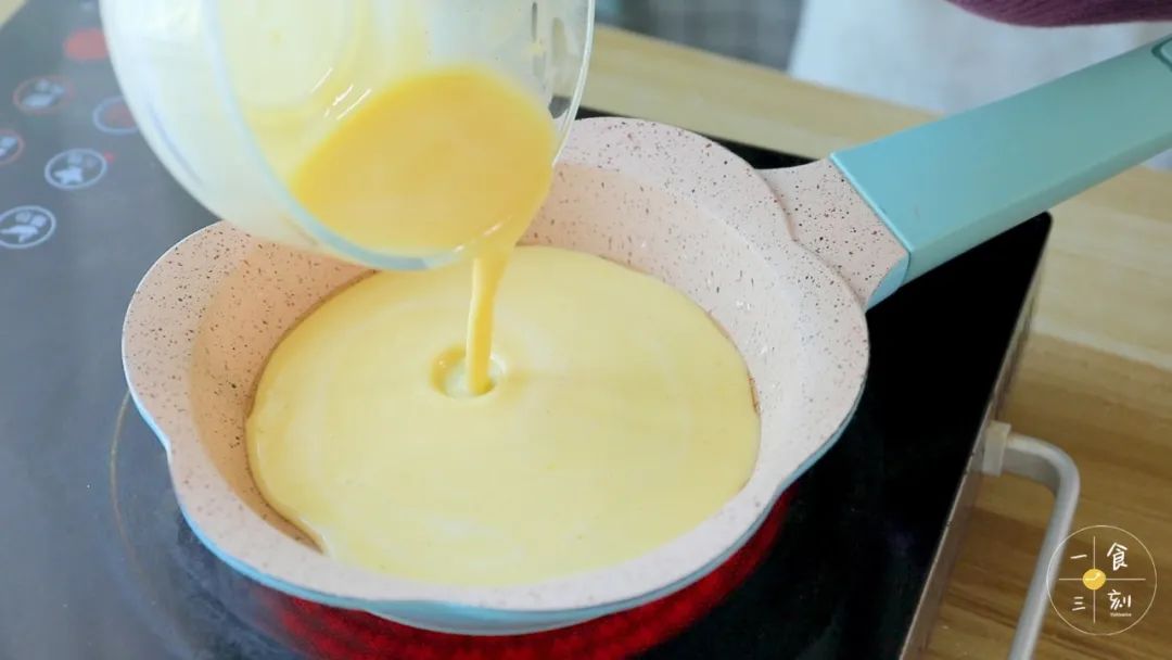 蛋液锅中刷油，倒入搅拌好的面糊，轻轻晃匀