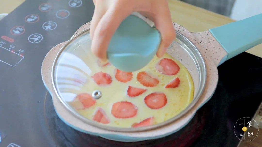 盖上盖子，开中火煎至完全定型，约3分钟