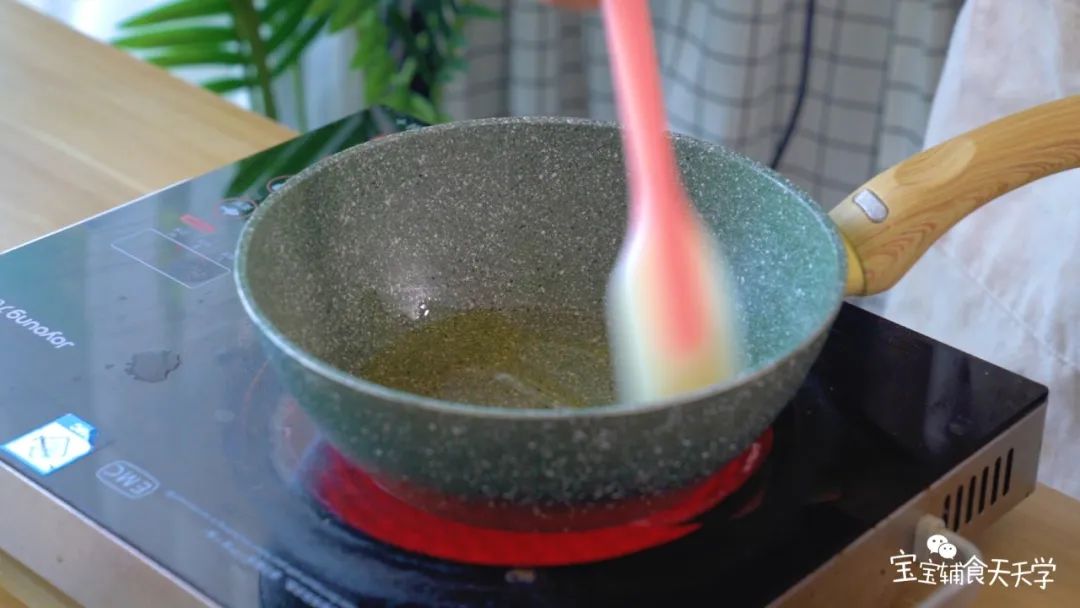 热锅倒油，把宝宝香肠煎香