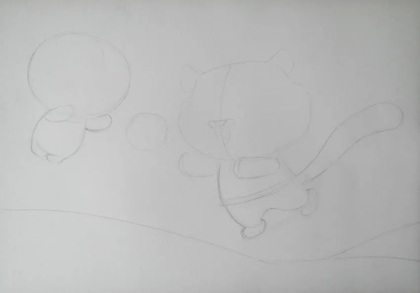 步骤1：首先我们用铅笔在画纸上勾勒出卡通老虎手以及雪容融的基本形态，注意在动作上使二者相呼应。