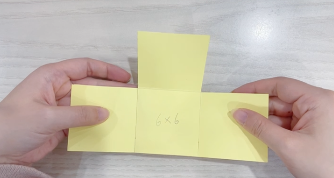 步骤1：卡纸按每个6×6厘米剪成图形的样子。