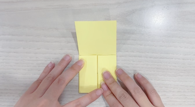 步骤2：两侧按中线对折。