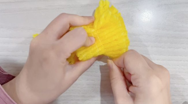 步骤2：用绳子在中间缠紧固定。