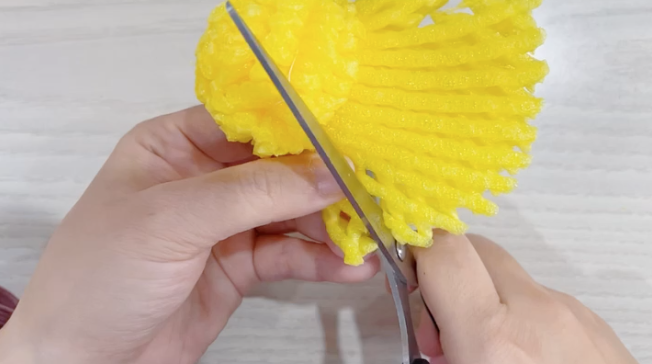 步骤4：尾部修剪成弧形，并在两端剪出小鸡的翅膀。