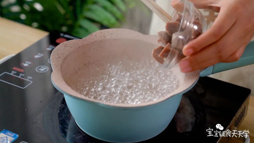 锅中水烧热，加入牛肉丸，煮至沸腾