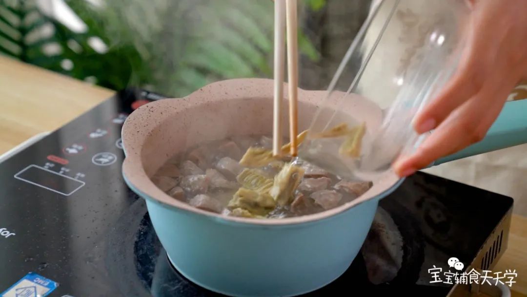 加入腐竹，稍煮片刻