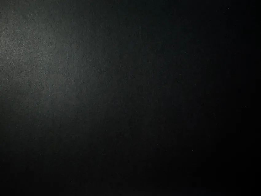 步骤1：首先我们准备一张黑卡纸。