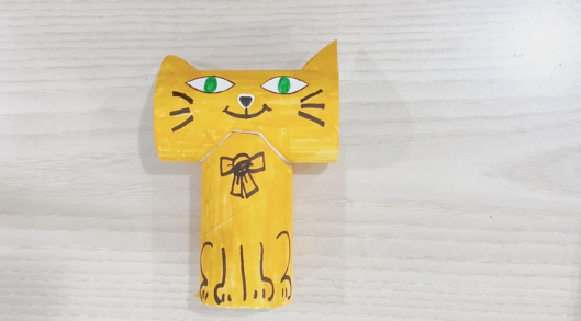 步骤7：用马克笔给猫画上嘴巴、胡须以及身体其他部件和装饰，任你想象。