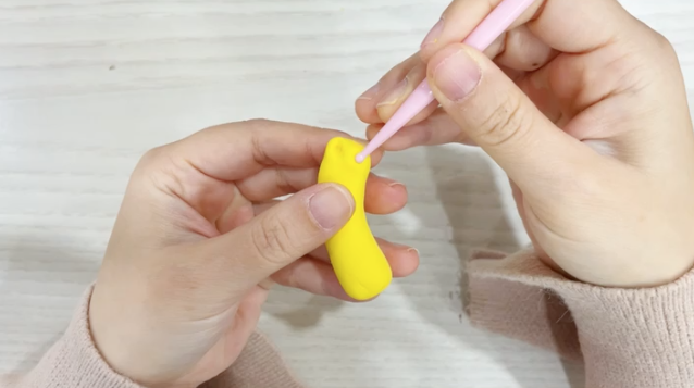 步骤3：借助工具在顶部按压出豹子耳朵的形状。