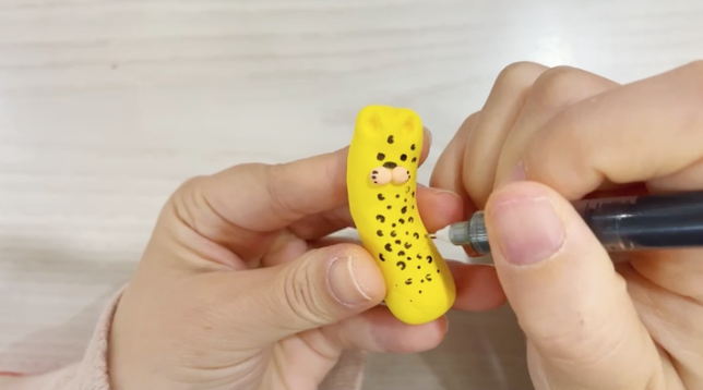 步骤7：在身子和头部随意画出豹子的斑纹。