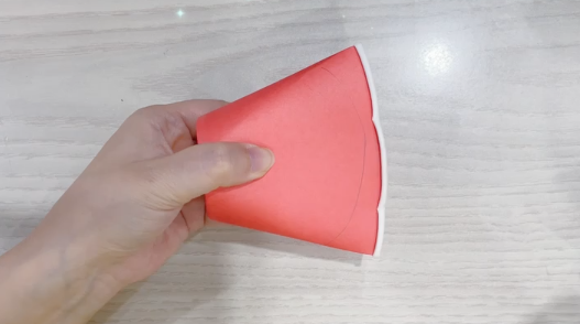 步骤1：红色纸杯做鱼头，开口处划一个弧线并剪开。