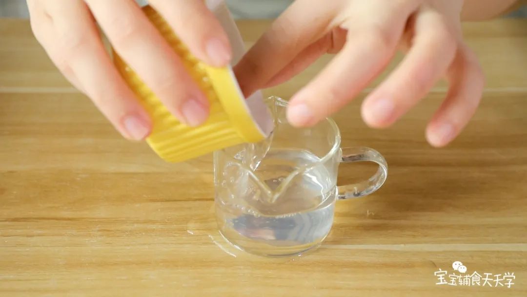 提前把干贝洗净后泡软，撕碎