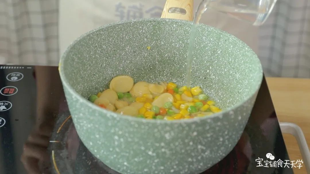 炒香后加入浸泡干贝的水，盖上盖子焖至蔬菜软熟后盛起备用