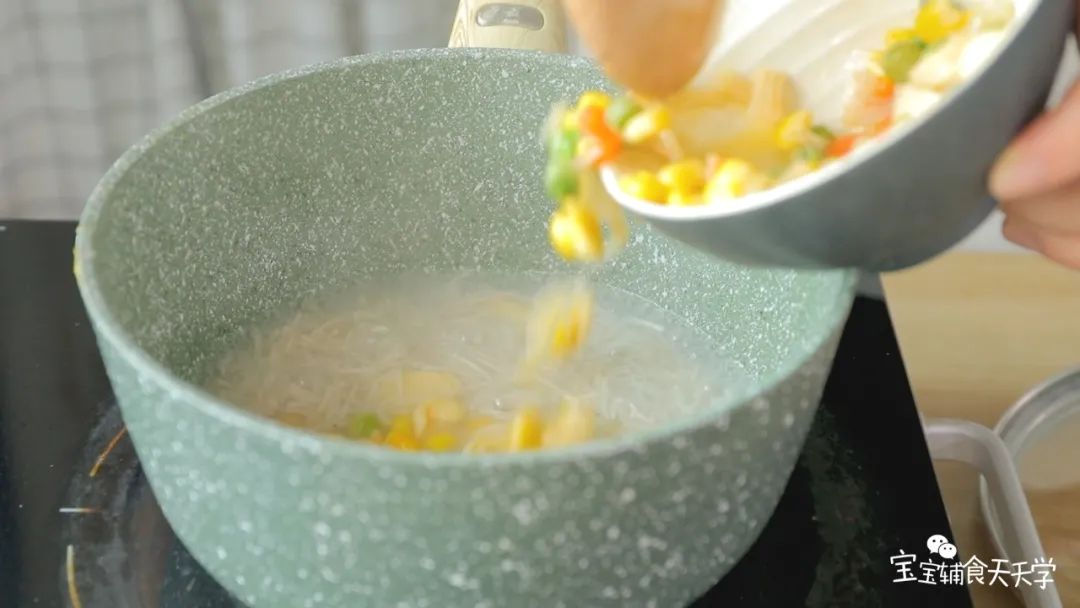 煮至面软熟后，加入鱼肉肠杂蔬，煮至入味即可完成