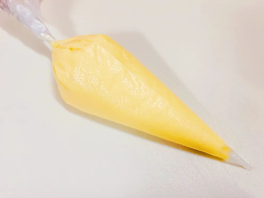 将土豆泥装入裱花袋。