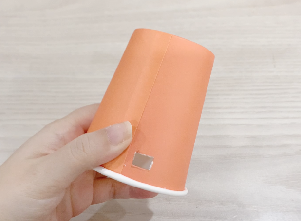 步骤1：纸杯口处用小刀划一个口子。