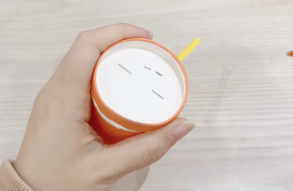 步骤6：盖子处划拉2个口子，把眼睛插进去。