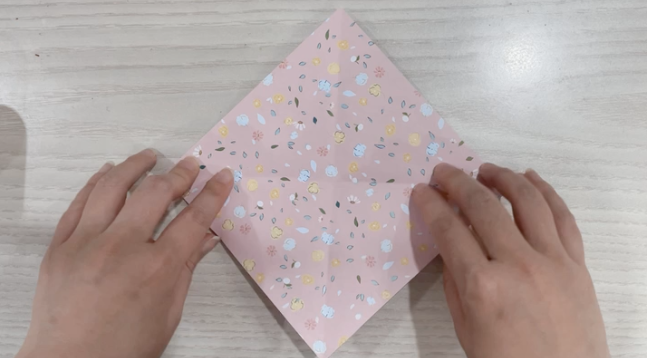 步骤1：正方形卡纸沿对角压出“十”字型压痕。