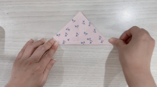 步骤2：对折后底部连续向上折两次。