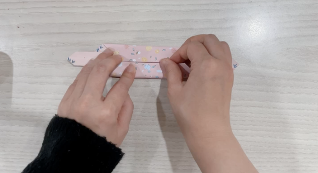 步骤5：再向中间对折。