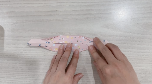 步骤8：两侧向中间折出尖角。