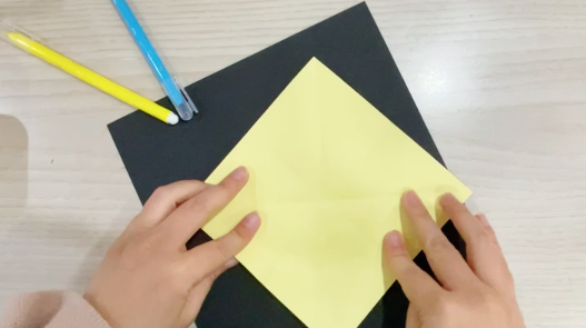 步骤1：正方形卡纸压出“米”字型压痕。