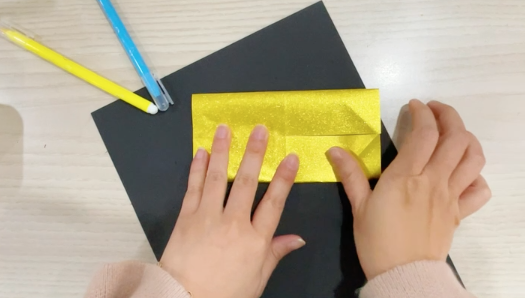 步骤2：两端向中间对折。