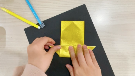 步骤3：另外两端也向中间对折，并按折痕延展出来  另一端同理。