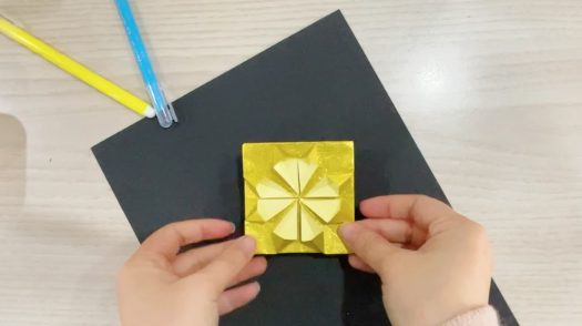 步骤5：小正方形两侧再向中间折过去，压出三角形。