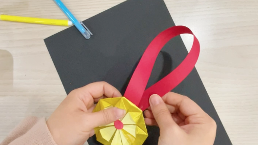 步骤7：中心贴个圆形，背面贴上缎带。