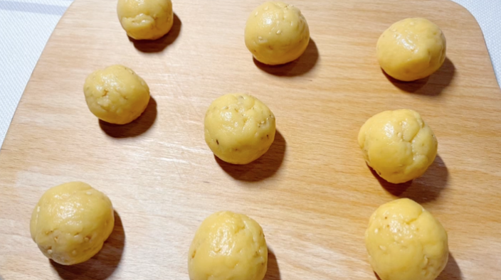 挤成一个个小团，撒上芝麻，  放入烤箱170℃烤20-25分钟。