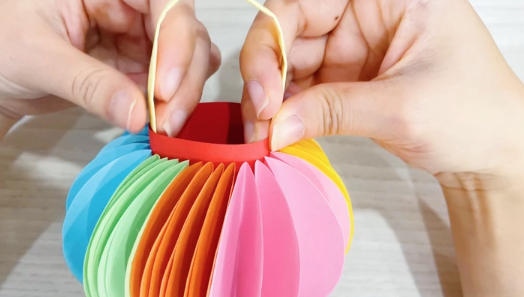 步骤9：灯笼一端内部贴上提手。