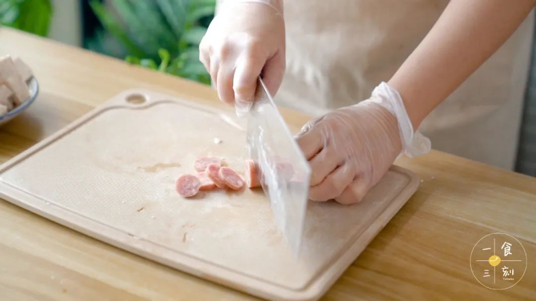 干香菇、香肠切成合适的大小