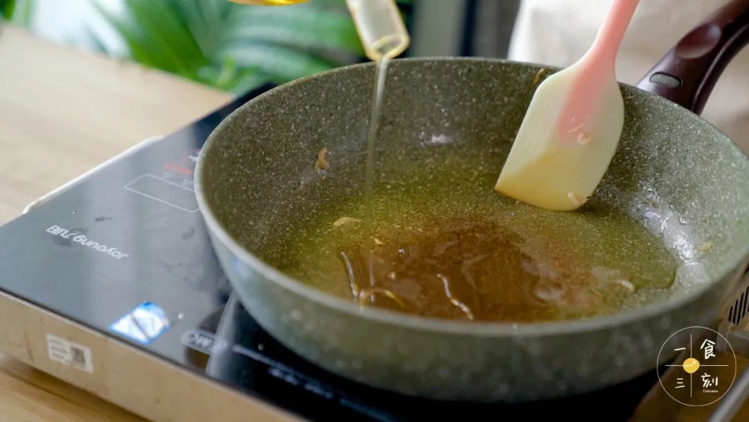 加入芋头，煎至表面微黄