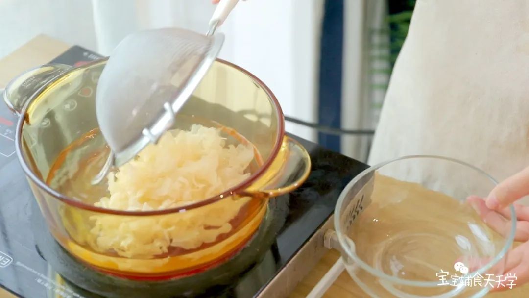 银耳和清水一起倒入锅中，大火煮开后改中小火