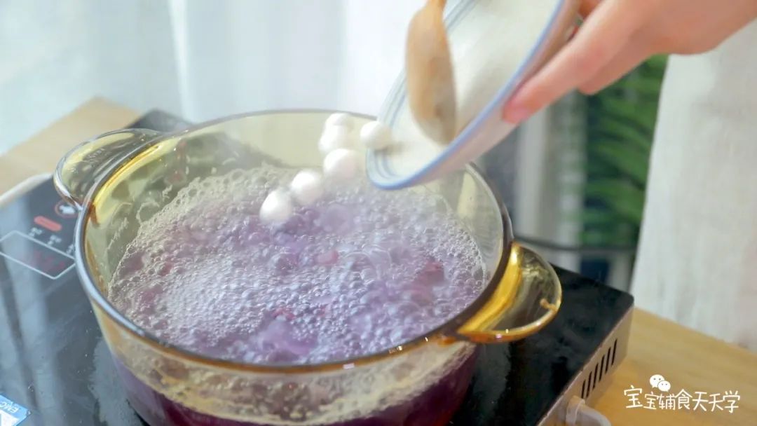 紫薯块和冰糖下入银耳锅中，煮15分钟