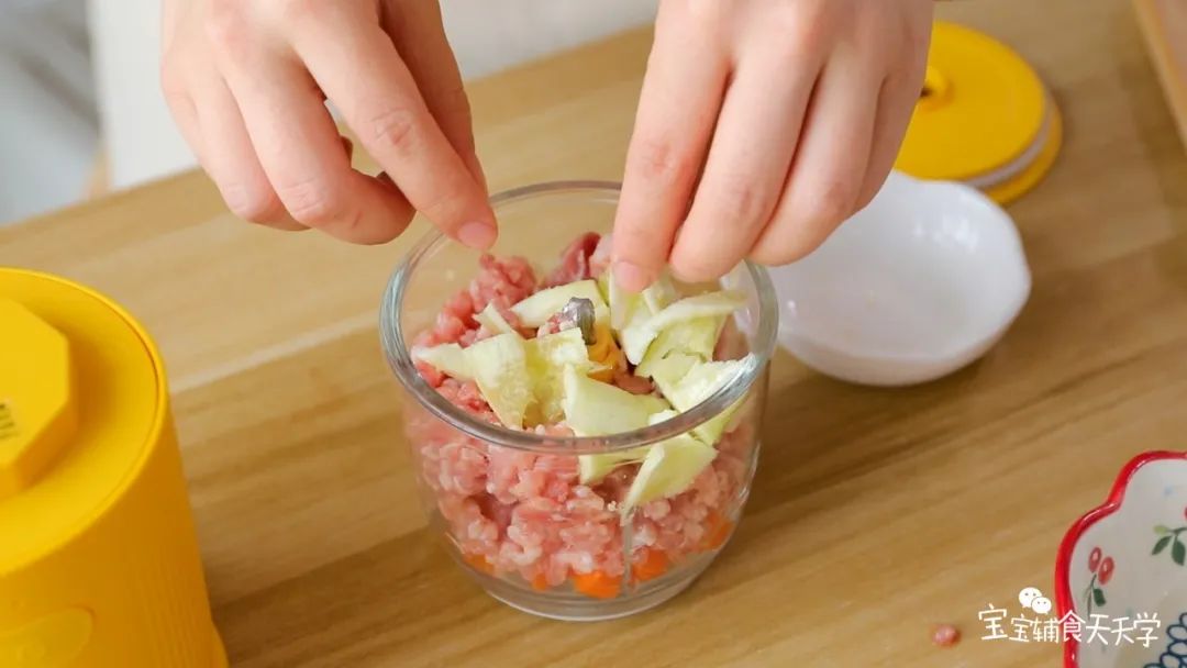 把肉末、干贝、胡萝卜，还有刚挖出来丝瓜肉加入搅拌机，搅拌成泥