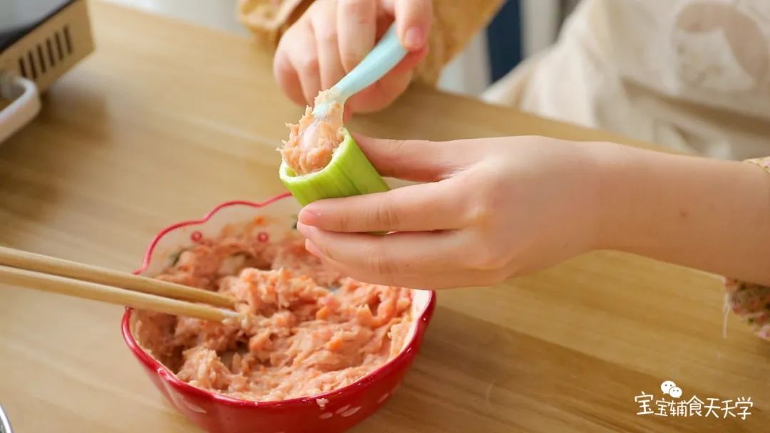 丝瓜中间酿入猪肉泥