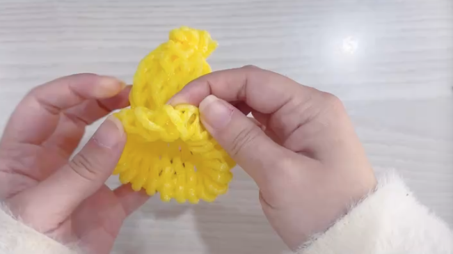 步骤4：撕开后连续向上翻两圈，  这样我们的帽子就基本成型了。