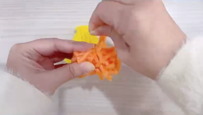 步骤6：中间用绳子扎紧固定。