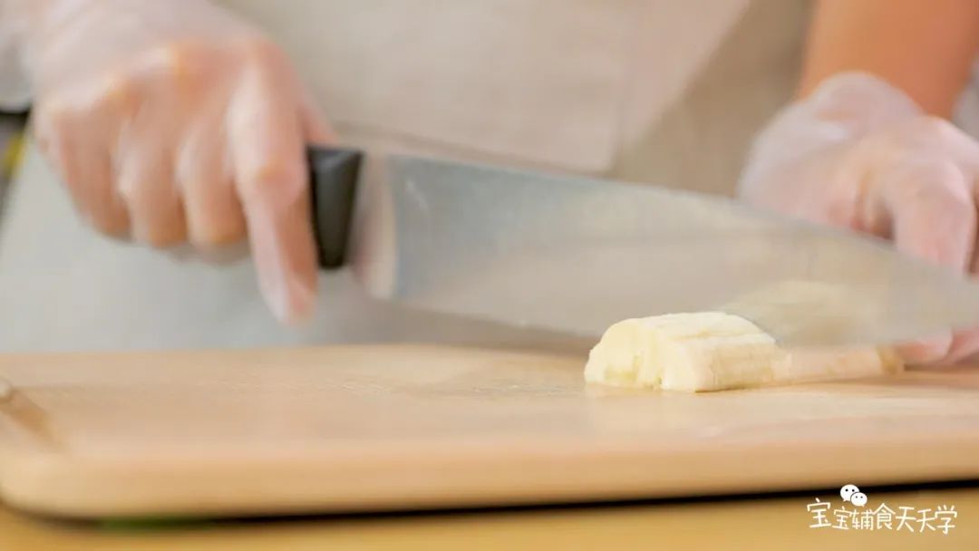 香蕉切丁，然后把香蕉丁加到蛋液里