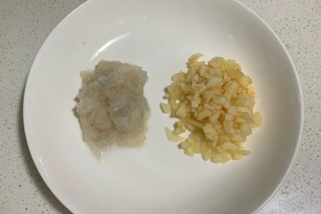 虾剁碎、苹果切碎。